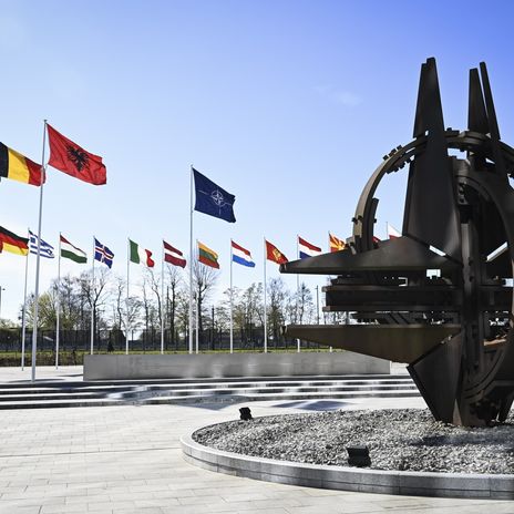 Eine Skulptur und Fahnen vor dem NATO-Hauptquartier in Brüssel, Belgien, am 4. April 2023